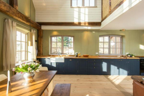 Spacious Vacation Apartment With A Garden View, Walow